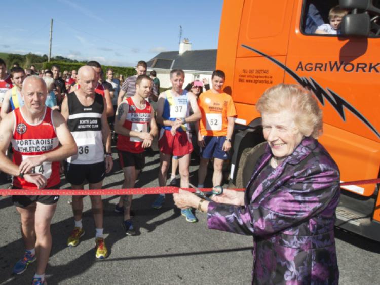 Anna May McHugh cuts the tape at the Plough On and Run in aid of VITA at Ratheniska.Picture: Alf Harvey/hrphoto.ie