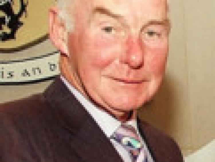 Chairman Jerry Lodge and Portlaoise Mayor Mattehew Keegan present the special award to Kathleen McEvoy and Muareen Clooney on behalf of the Portlaoise Girl Guides.