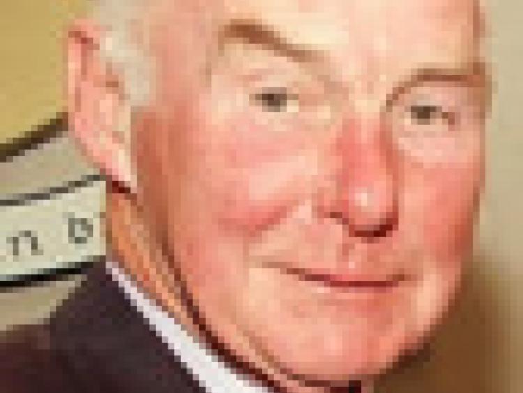 Chairman Jerry Lodge and Portlaoise Mayor Mattehew Keegan present the special award to Kathleen McEvoy and Muareen Clooney on behalf of the Portlaoise Girl Guides.