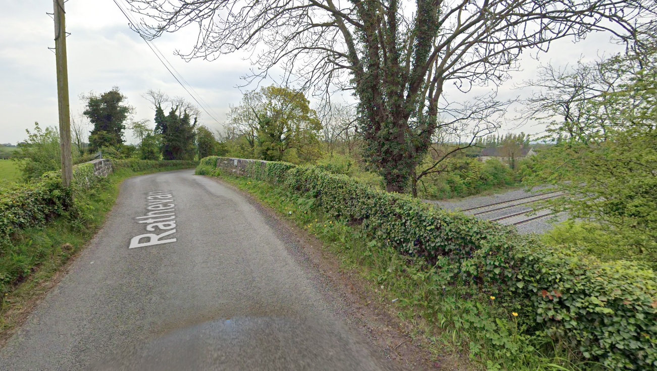 'Incredible' speed over narrow twisting railway bridge in Portlaoise