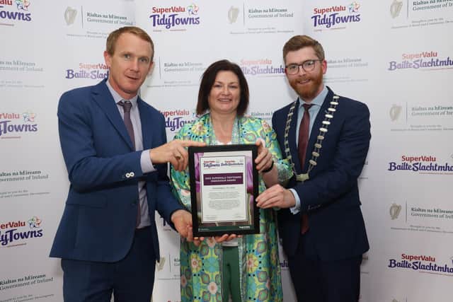 Mary White, Abbeyleix Tidytowns, accepted the the Gold medal for County Laois in the 2022 Supervalu Tidytowns Competition, from Cllr McCabe, Mr Robinson.