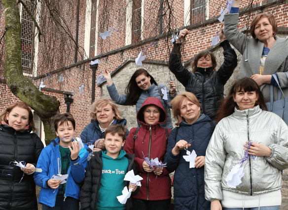 Ukrainian refugees in Laois hang white angels to trees in Portlaoise in memory of Russia's victims. Pic: Michael Scully