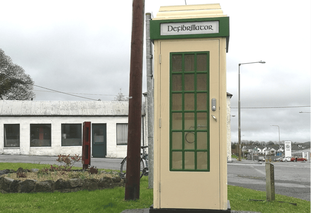 Defibriallotor lined up for old telephone box