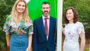 TG4 star helps Gaelscoil Phortlaoise to raise their 6th Green Flag in Laois