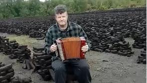 #WATCH Fields of Athenry the theme tune of a day saving Laois turf in #Covid-19 Ireland