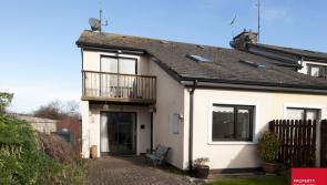 The coast is calling! Cheap beachside home with balcony 