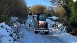 WATCH: Laois locals team up to clear snow from roadways