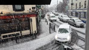 Snow getting heavier in Portlaoise as Main St #sneachta #WATCH