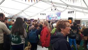 #Watch : Mike Denver keeps everyone's spirits high on final day of #Ploughing17 