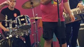 WATCH: Crowds in Portlaoise Applegreen for 2 Johnnies Karaoke competition