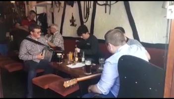 WATCH: Lively seisiún ceol in hidden corner of Old Fort Festival 