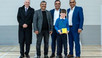 Pakistani golfers donate €10,000 to Autism school with Laois students