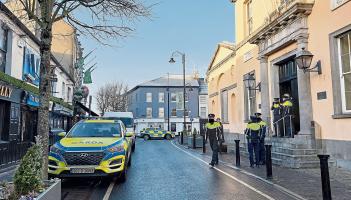 Laois man captured on CCTV with knife and smashing window