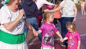 WATCH: Laois Irish dancer Maureen Culleton leading Céili dancing at the ploughing