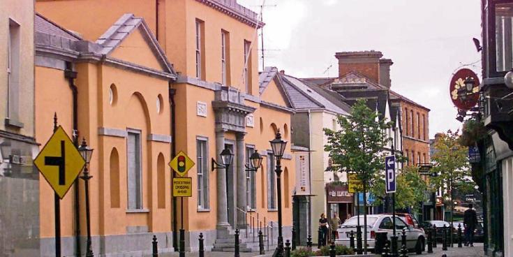 Man called to door in Laois with knife in waistband