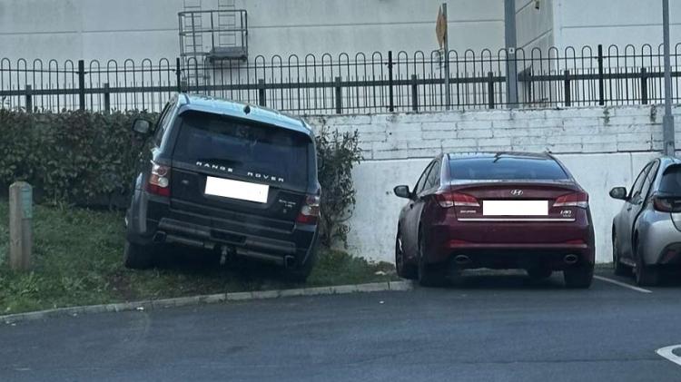 'Clown' or 'legend'? Laois locals debate parking of Portlaoise Range Rover