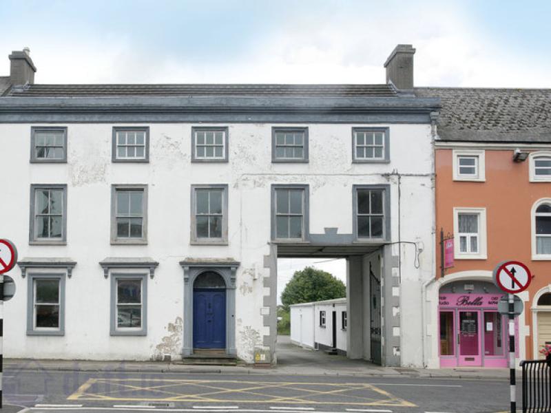 Important renovated Georgian house on sale for just €90,000 in Mountmellick