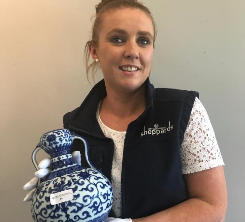 Chinese vase makes astonishing record price at auction in Laois