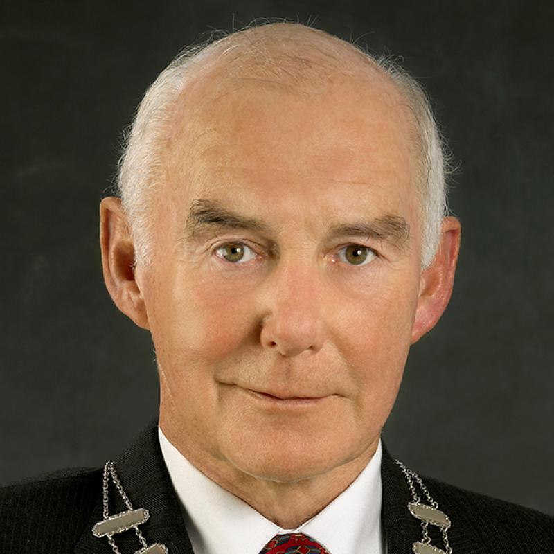 Chairman Jerry Lodge and Portlaoise Mayor Mattehew Keegan present the special award to Kathleen McEvoy and Muareen Clooney on behalf of the Portlaoise Girl Guides.