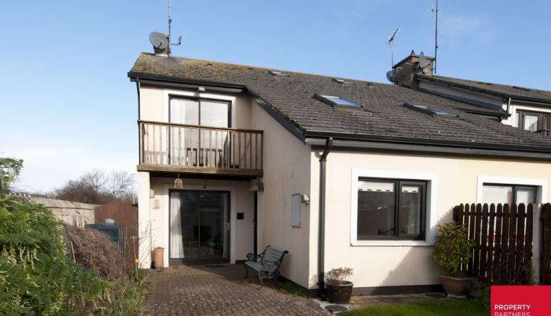 Courtown is calling! Cheap beachside home with balcony 