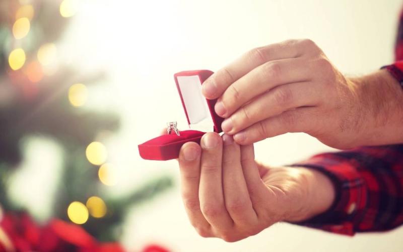 7 things to keep in mind when shopping for an engagement ring this Christmas