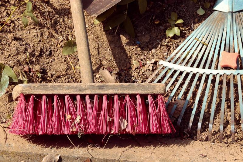 Man who hit his nine year old daughter with a broom handle gets community service
