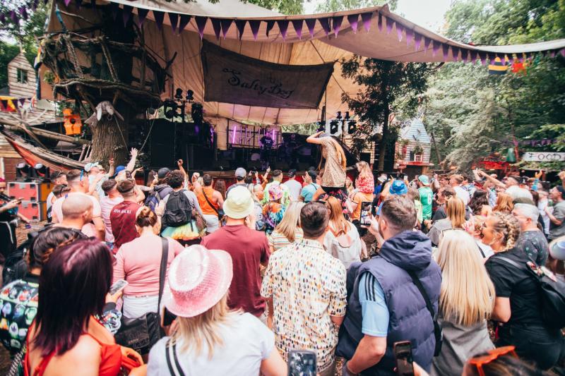 D&rsquo;fh&oacute;gair Aslan le seinm ar st&aacute;itse beag ag Electric Picnic 2024