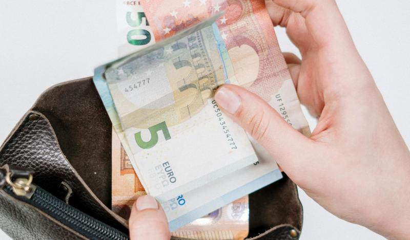 Laois school secretaries and caretakers demand pension equality with teachers