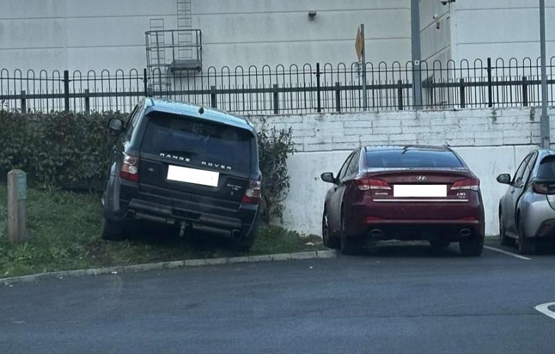 'Clown' or 'legend'? Laois locals debate parking of Portlaoise Range Rover