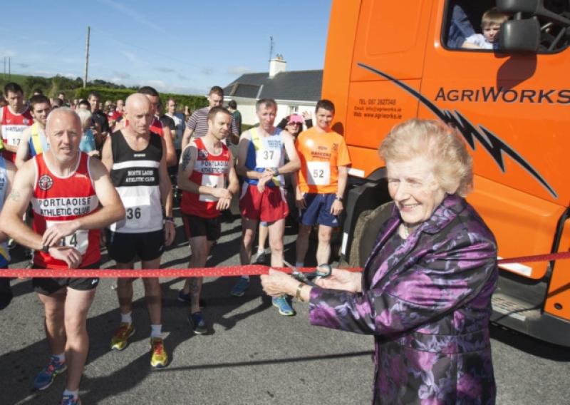 Anna May McHugh cuts the tape at the Plough On and Run in aid of VITA at Ratheniska.Picture: Alf Harvey/hrphoto.ie