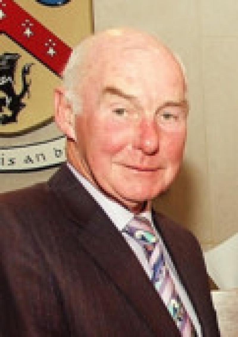 Chairman Jerry Lodge and Portlaoise Mayor Mattehew Keegan present the special award to Kathleen McEvoy and Muareen Clooney on behalf of the Portlaoise Girl Guides.