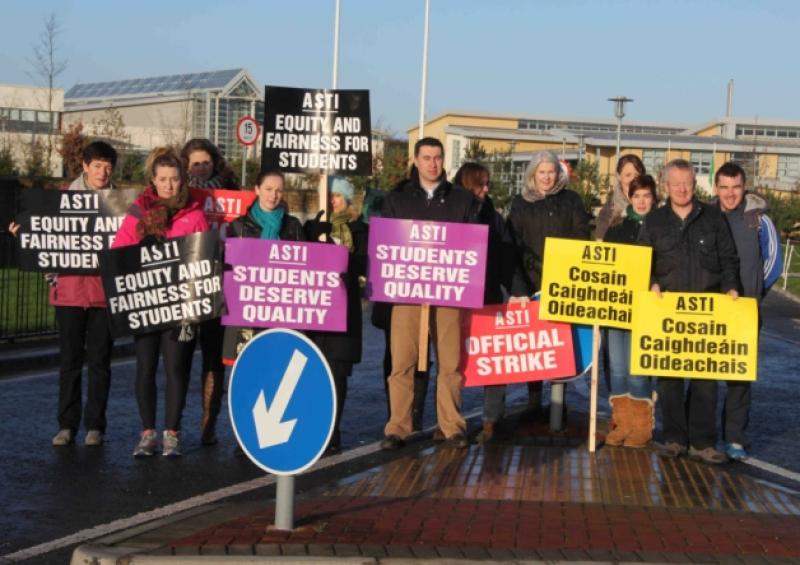 ASTI members from Scoil Chriost R� and St. Mary's CBS  Portlaoise on their 24 hour strike. 