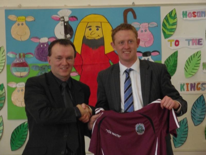 Se�n MacGearailt, principal of Tobar an L�inn, presenting a jersey to Colm Cooper
