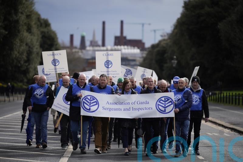 Garda sergeants and inspectors to stage further protest against roster issues