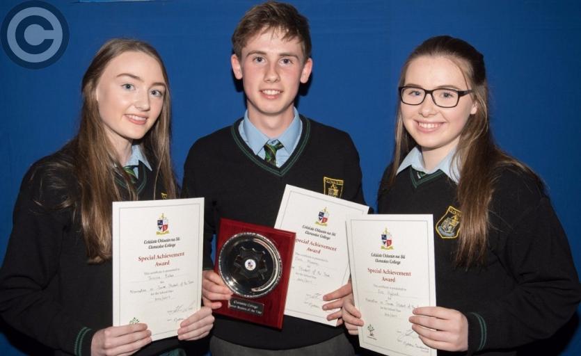 Junior SOY Oisin Murray with Jessica Blake and Eva Hyland.